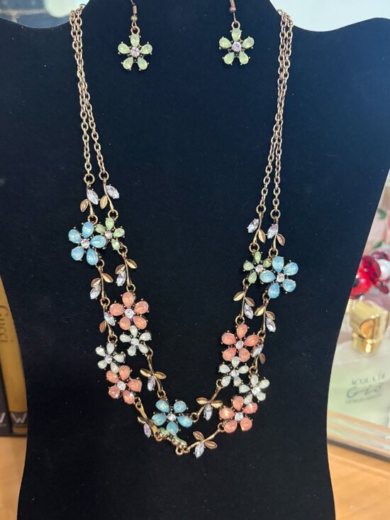 Jewelry - NECKLACE AND EARRING SET - LOVELY FLORAL DESIGN WITH MULTICOLOR STONES